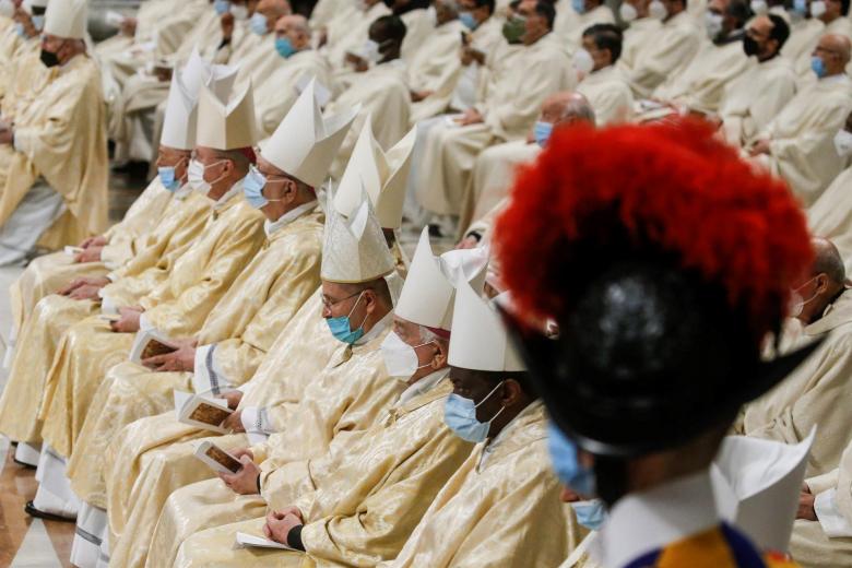 El Papa Francisco preside la Santa Misa de Navidad en la Basílica de San Pedro en el Vaticano, el 24 de diciembre de 2021