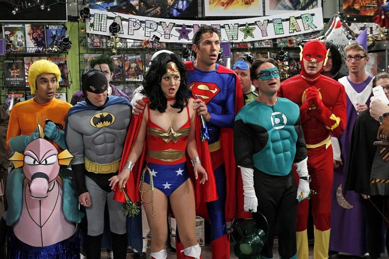 The Big Bang Theory
Los protagonistas de la serie The Big Bang Theory se preparaban para el cambio de año disfrazados de superhéroes de la Liga de la Justicia en el episodio 11 de la temporada 4. Sheldon se disfraza de Flash; Leonard, de Linterna Verde; Howard, de Batman; Raj, de Aquaman; Penny, de Wonder Woman y su ex novio Zack, de Superman.