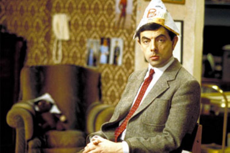 Mr Bean
La Nochevieja también es un momento para la nostalgia. Por ejemplo, al recordar a Mr. Bean (Rowan Atkinson) preparando con toda la ilusión del mundo su “fiesta” de fin de año. Sus dos invitados se aburrían tanto que optaron por adelantar un par de horas el reloj del salón para acabar con tanto sufrimiento. Así que al pobre Mr. Bean el cambio de año le pillaba en pijama y en la cama junto a su osito de peluche.