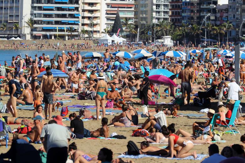 Miles de personas disfrutaron del primer día del año en la playa de Las Canteras, en Las Palmas de Gran Canaria