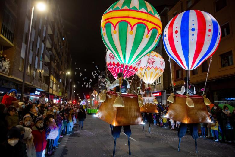 La tradicional cabalgata de los Reyes Magos que ha recorrido las principales calles de Vitoria