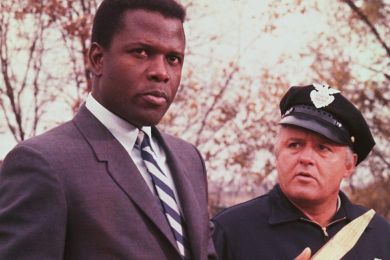 En el calor de la noche (1967)
Norman Jewison dirigió una de las mejores películas de Sidney Poitier: En el calor de la noche. El filme consiguió cinco Oscar, incluidos los de mejor película, mejor actor (Rod Steiger) y mejor guion adaptado. En este alegato contra el racismo, Sidney Poitier encarnaba a Virgil Tibbs, el inspector afroamericano de la policía de Filadelfia que colaboraba con el jefe de policía local interpretado por Rod Steiger en la investigación de un asesinato.