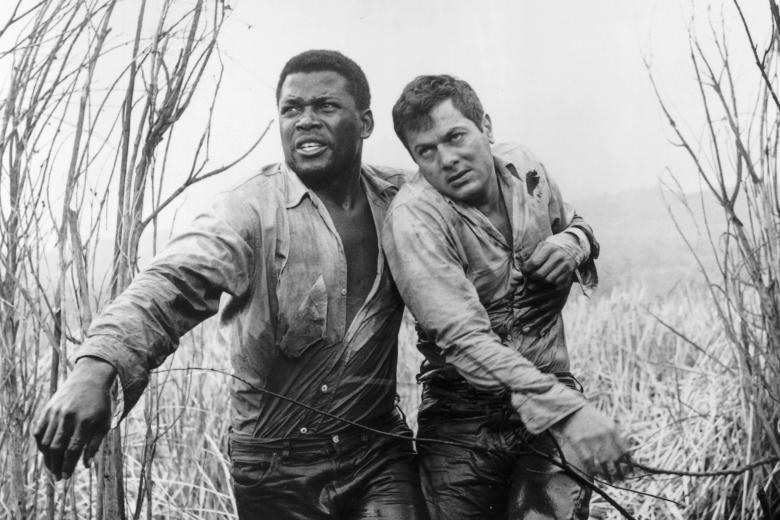 Fugitivos (1958)
Stanley Kramer planificó la huida de Sidney Poitier y Tony Curtis en Fugitivos, la película que valió a Poitier su primera nominación al Oscar. Los dos fugados, uno blanco y otro negro, están condenados a entenderse y a superar sus diferencias para alcanzar el objetivo que los une: evitar que los capturen.
