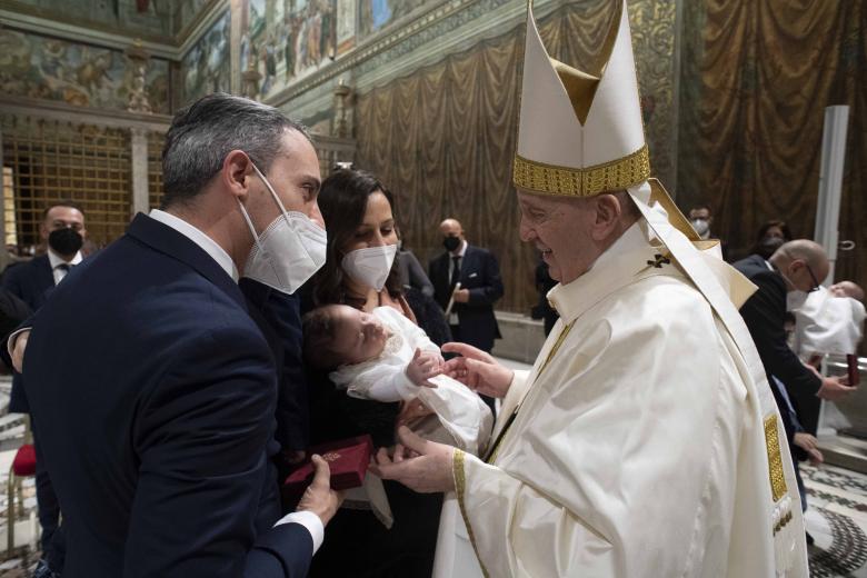 El Papa Francisco oficia la ceremonia bautismal de 16 bebés en la capilla Sixtina del Vaticano para celebrar la festividad del bautismo de Jesús en el río Jordán