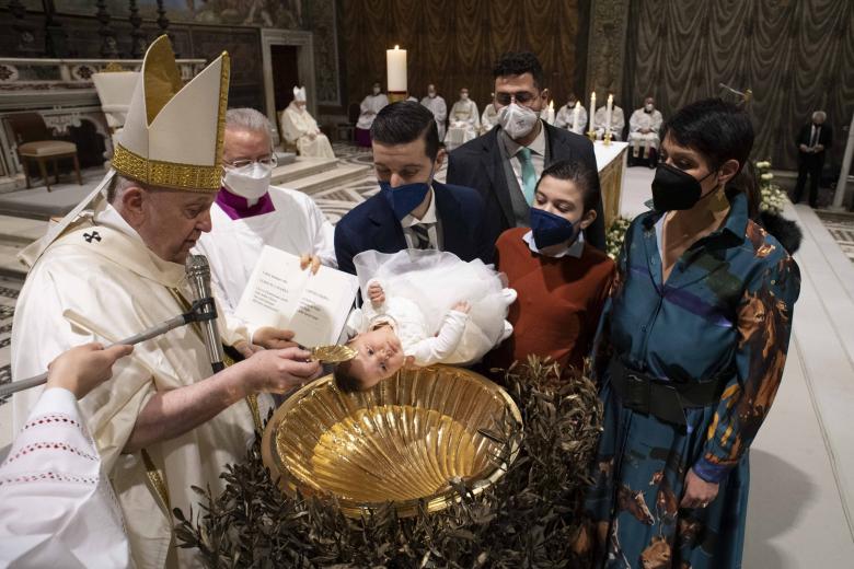 El Papa Francisco oficia la ceremonia bautismal de 16 bebés en la capilla Sixtina del Vaticano para celebrar la festividad del bautismo de Jesús en el río Jordán