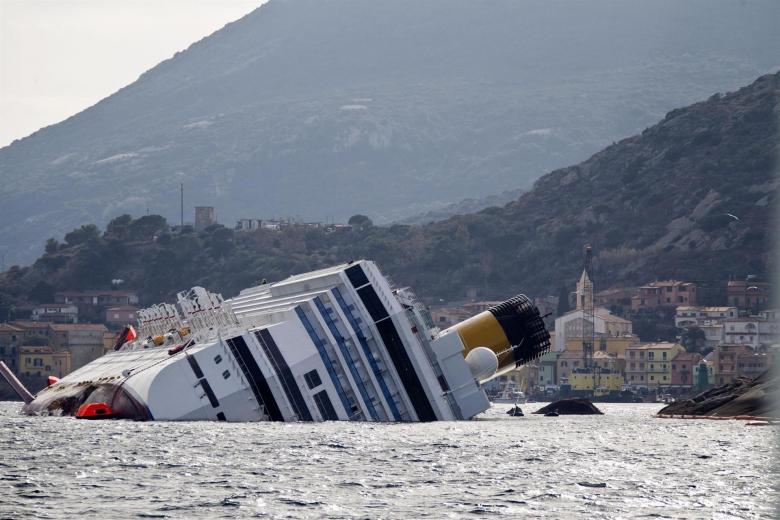 Restos del Costa Concordia frente a la isla de Giglio, en Italia