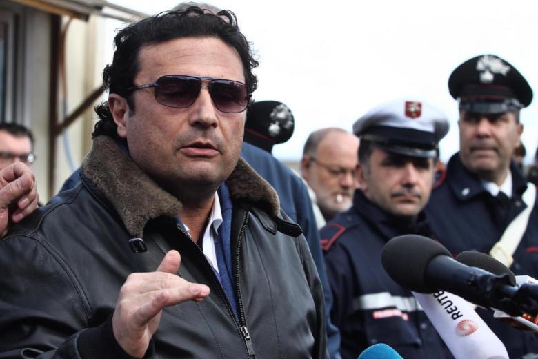 El capitán del Costa Concordia, Francesco Schettino comparece ante los periodistas tras el accidente