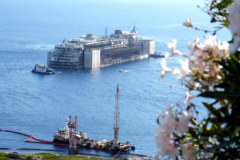 El Costa Concordia, reflotado tras el accidente