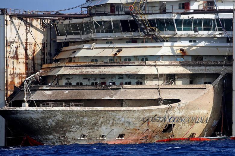 Imagen de la proa del Costa Concordia tras ser reflotado