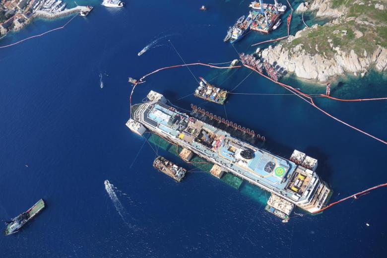 Imagen aérea del Costa Concordia tras ser reflotado