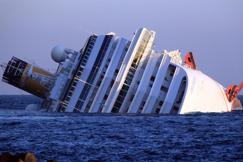 El Costa Concordia, tras el accidente