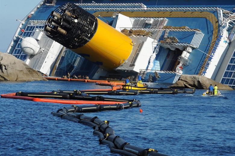 Miembros de salvamento marítimo acceden a los restos del Costa Concordia