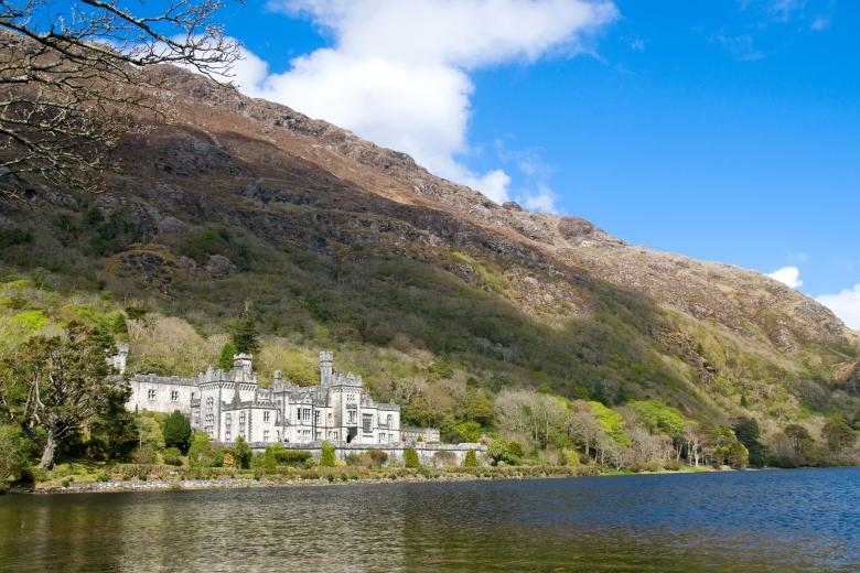 .MONASTERY,ABBEY,IRELAND,CONVENT,NUNNERY,NUNNERIES,SALT WATER,SEA,OCEAN,WATER,BLUE,BEAUTIFUL,BEAUTEOUSLY,NICE,TREE,GREEN,CLOUD,REED,SUNLIGHT,LOCATION SHOT,MONASTERY,ABBEY,DESTINATION,IRELAND,CONVENT,NUNNERY,NUNNERIES,FIRMAMENT,SKY,SALT WATER,SEA,OCEAN,WATER,MOUNTAIN,SCENERY,COUNTRYSIDE,NATURE,LANDSCAPES,CONNEMARA,KYLEMORE,ABBEY,CONNEMARA,RUHIGE SZENE,GAELIC,GALWAY COUNTY,KYLEMORE ABBEY