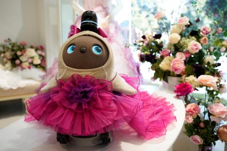 Un robot doméstico LOVOT exhibe un vestido de novia diseñado por Yumi Katsura cuyo precio rondará los 515 euros