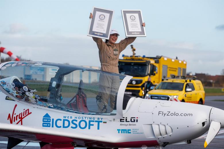 Zara, de 19 años, rompió el récord mundial Guinness por ser la persona más joven en volar sola alrededor del mundo en un avión ultraligero