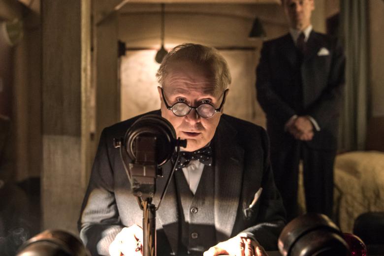 El instante más oscuro (Netflix)
Gary Oldman ganó con merecimiento el Oscar al mejor actor por encarnar magistralmente a Winston Churchill en un momento crucial en el devenir de la Segunda Guerra Mundial. Ante el avance de los alemanes, Churchill ve amenazados tanto a su país como a sus propios ideales. El filme se llevó también el Oscar al mejor maquillaje por la extraordinaria caracterización del protagonista y estuvo nominado a otras cuatro estatuillas, incluida la de mejor película.