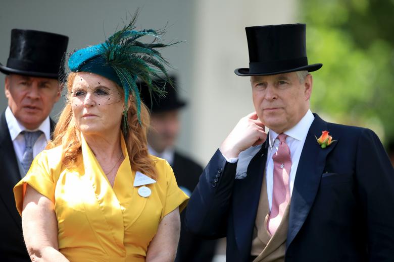 Sarah Ferguson , Duchess of York and Prince Andrew The Duke of York during day four of Royal Ascot at Ascot Racecourse. *** Local Caption *** .
En la foto, sombrero con plumas
