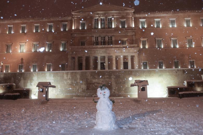 Un muñeco de nieve frente el Parlamento griego