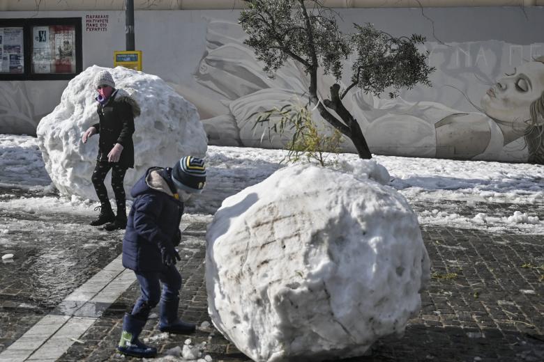 Atenienses creando gigantes bolas de nieve