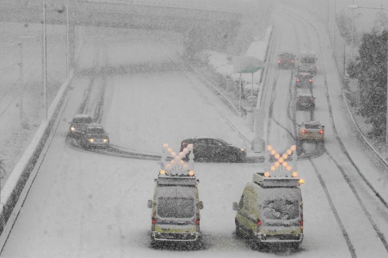 Conductores con problemas en la 'carretera nacional' debido al cierre por el temporal Elpida