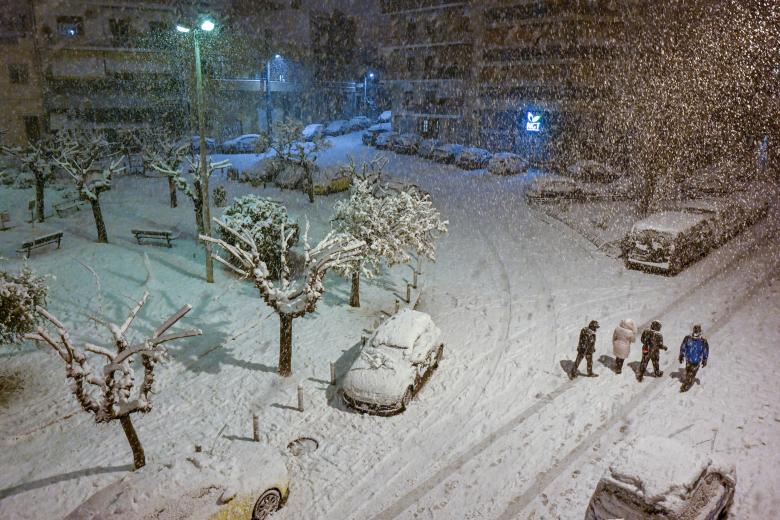 Ciudadanos caminando por el centro de Atenas durante la tormenta de nieve.