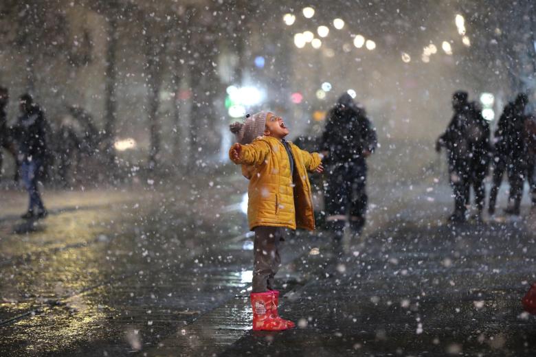 Los más pequeños disfrutan de la nevada en Israel