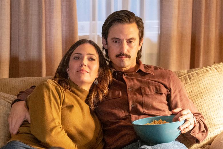 This is Us (Amazon Prime Video)
This is Us ya había aparecido anteriormente en la selección semanal de series recomendadas de El Debate pero si lo hace de nuevo es por dos motivos. Uno, por la reciente incorporación de su quinta temporada al catálogo de Amazon Prime Video (en Estados Unidos ha comenzado a emitirse la sexta y última temporada). Y dos, porque nos encanta esta serie que nos abre de par de par en las puertas –las físicas y, sobre todo, las emocionales– de la familia Pearson en un continuo viaje de ida y vuelta al pasado y al presente.