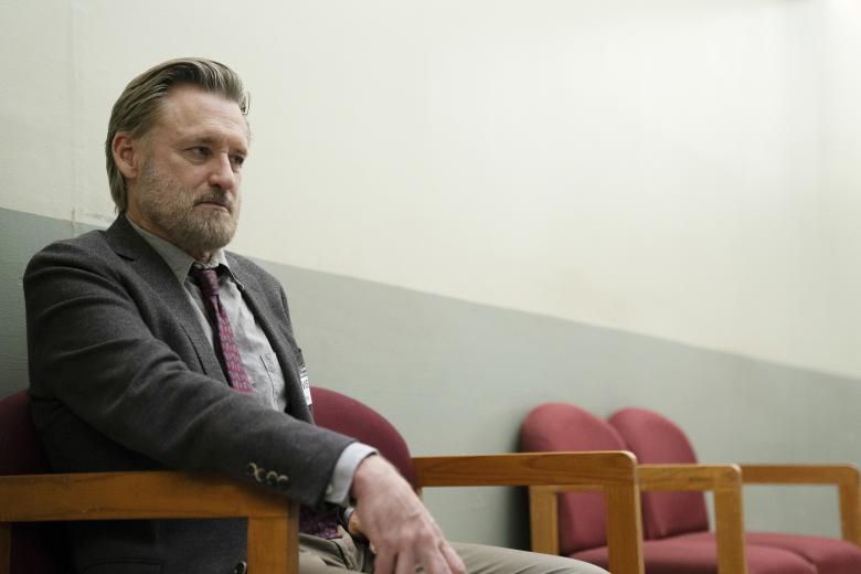 The Sinner (Netflix)
Ya están disponibles en Netflix los ocho episodios de la cuarta y última temporada de The Sinner, la serie en la que Bill Pullman interpreta al detective Harry Ambrose. Como suele pasar en el cine y las series, Ambrose tiene que retomar su trabajo después de retirarse, en este caso tras la desaparición de la hija de una rica familia. Al menos él tiene la suerte de contarlo porque ya sabemos lo que ocurre con los policías y los detectives que afrontan su última jornada laboral antes de jubilarse: que es su último día y no solo en el trabajo…