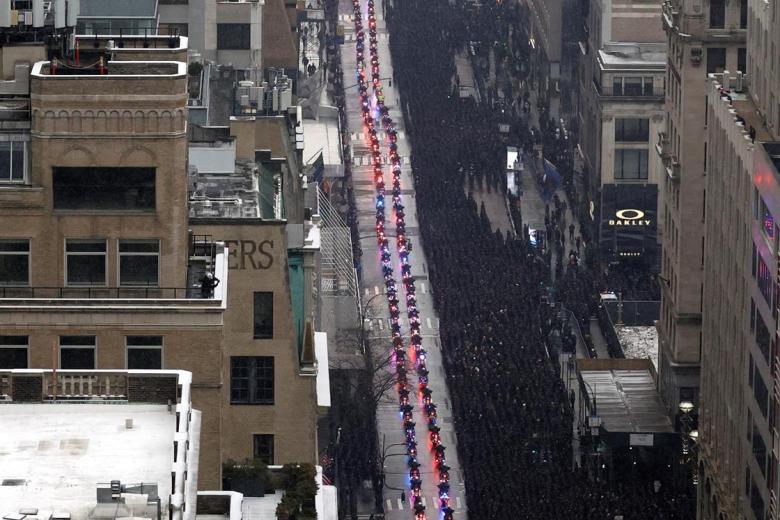 Miles de agentes de policía tomaron las calles de Nueva York (Estados Unidos) para despedir a su colega Jason Rivera, muerto a los 22 años en un tiroteo la pasada semana en el que murió además otro colega suyo y el agresor que disparó, hoy en Nueva York (EE. UU). Los policías eran mayoritariamente del cuerpo del departamento de Nueva York, pero a ellos se les unieron colegas de ciudades vecinas, del departamento antidrogas (DEA), de la Academia de Policía y hasta de los Rangers, según pudo comprobar Efe. EFE/Javier Otazu