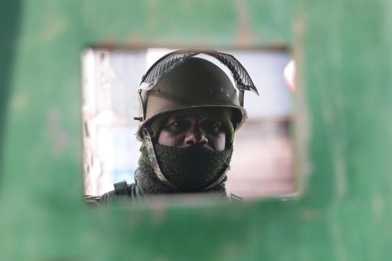 Un soldado indio hace guardia cerca de un mercado cerrado durante el confinamiento para evitar la propagación de la COVID-19 en Srinagar, India