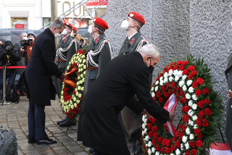 Su Majestad, junto al presidente federal austriaco, en la ofrenda floral a los caídos por el nazismo