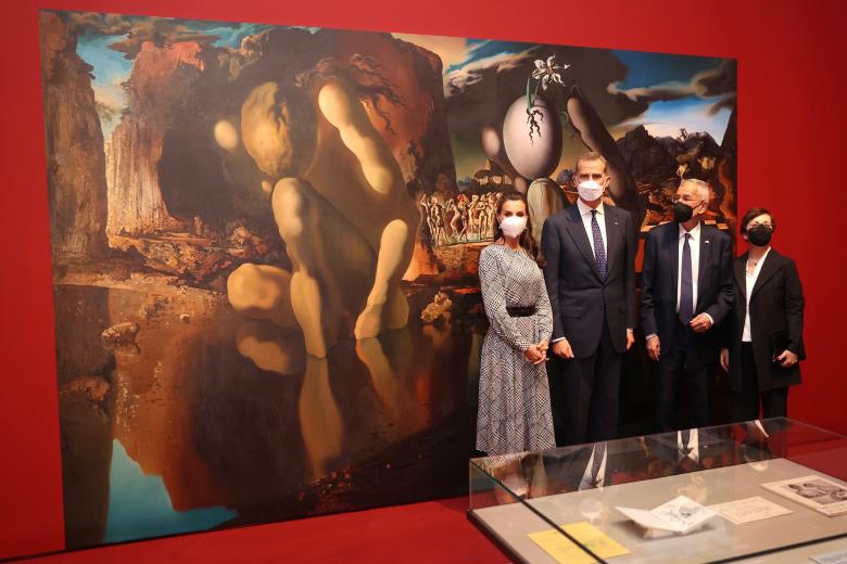 Sus Majestades, delante de una obra de Dalí y tras otras de Freud