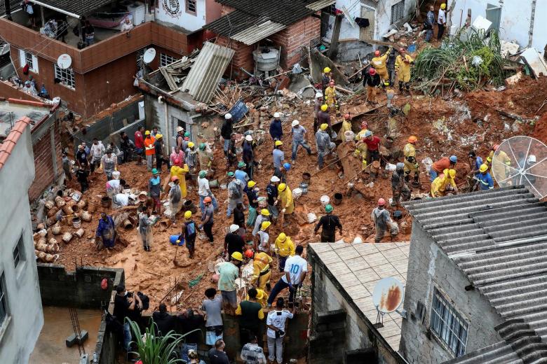 Bomberos y voluntarios trabajan en el área de un deslizamiento de tierra provocado por fuertes lluvias, hoy, en el barrio Jardim Paulista de la ciudad de Franco da Rocha, en el estado de Sao Paulo