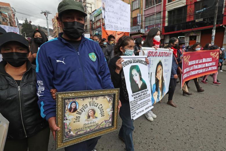 Activistas por los derechos de las mujeres protestan contra la violencia machista y la corrupción de la justicia hoy, durante una marcha en La Paz (Bolivia)