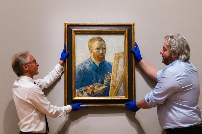 Dos operarios colocan el autorretrato de Vincent Van Gogh de 1887-88 en la galería Courtauld de Londres Reino Unido este martes y que formará parte de la exposición 'Autorretratos de Van Gogh' del 3 de febrero al 8 de mayo