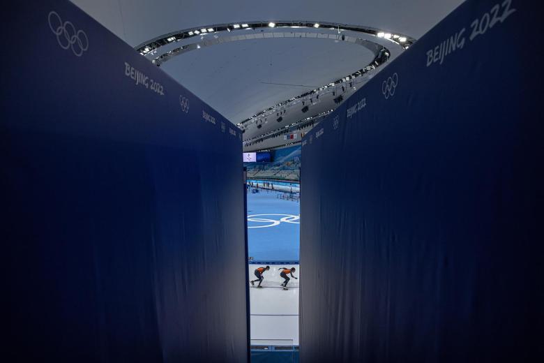 El equipo holandés de patinaje sobre hielo entrena en el National Speed Skating Oval durante los preparativos de los Juegos Olímpicos de Invierno de Beijing 2022, en Pakín, China, este martes