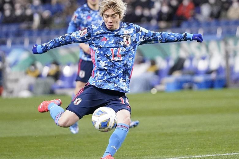 El japonés Junya Ito dispara para marcar gol ante Arabia Saudí durante el partido de clasificación para el Mundial de Fútbol 2022 isputado en el estadio de Saitama