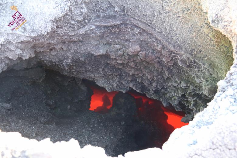Un mes después de que diesen por extinto el volcán, los vulcanólogos de Pevolca asistieron al punto clave del volcán, donde observaron azufre en las paredes de una de la apertura y puntos rojos debido a la actividad