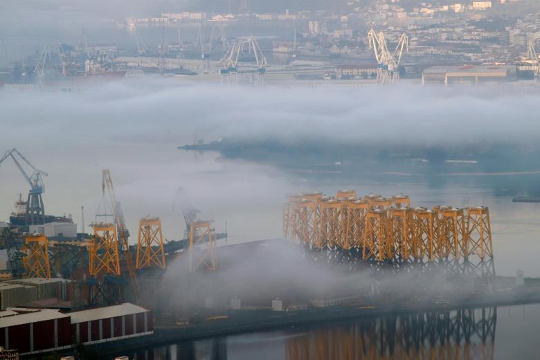 La ría y sus artilleros vistos desde el monte Marraxón, en Fene, bajo una intensa niebla matinal, este lunes