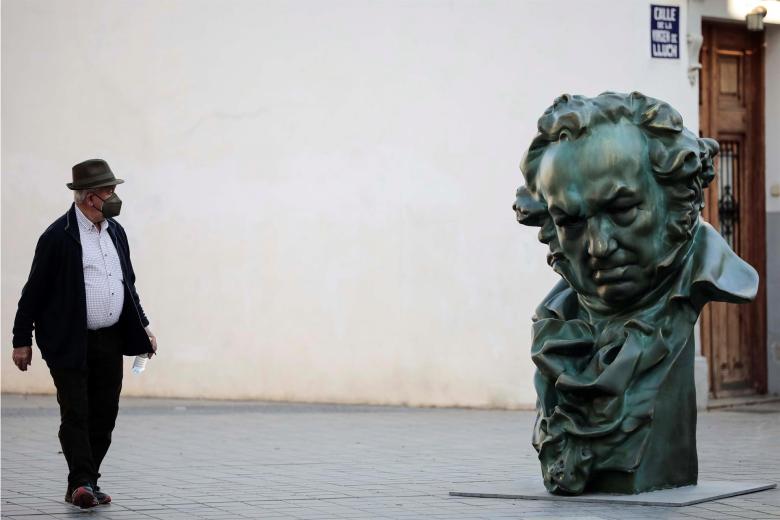 Un hombre pasa junto a la escultura de un Goya que se pueden ver repartidos por los diferentes barrios de la ciudad a pocos dias de que se celebre la gala de los Premios Goya