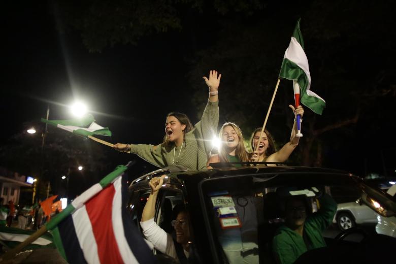 Simpatizantes de partidos políticos celebran tras el cierre de mesas en las elecciones presidenciales hoy, en San José (Costa Rica)
