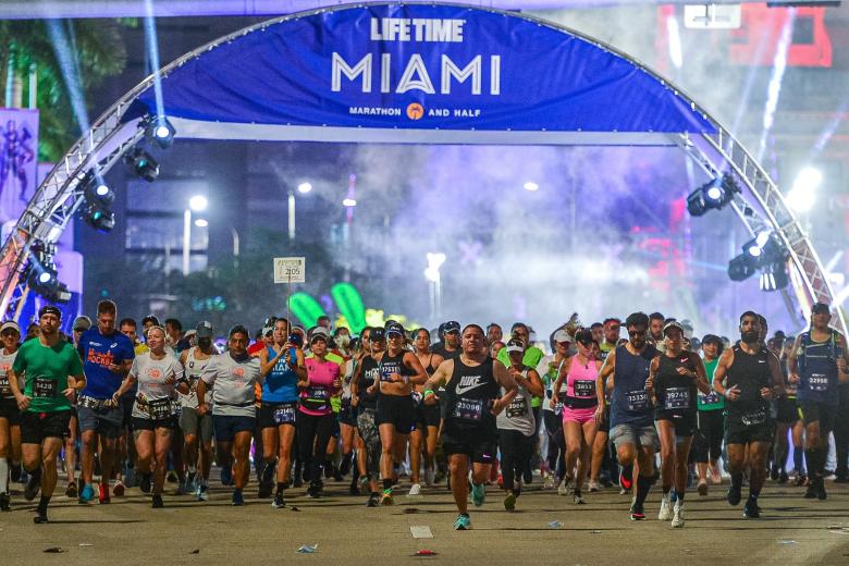 Atletas esperan la orden de salida del Maraton de Miami hoy, en Miami, Florida (EE.UU.)