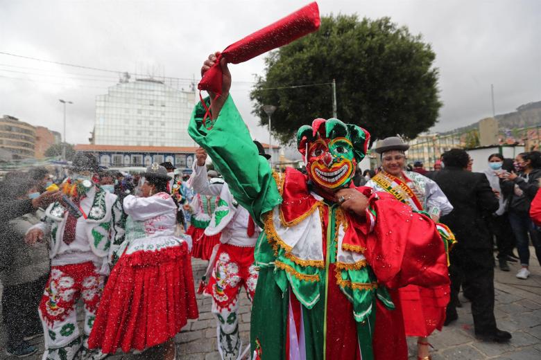 Bailarines celebran el "Desentierro del Pepino" hoy, en el Carnaval de La Paz (Bolivia). Una vacuna triple contra la covid-19 y el beso de una reina de belleza revivieron este domingo al travieso Pepino, el personaje central del carnaval de La Paz