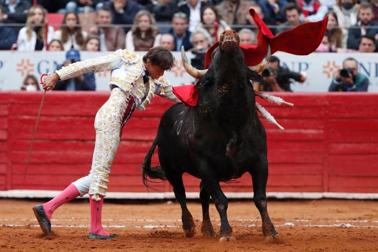 El torero peruano Andrés Roca Rey lidia a su primer toro "Amanecer" de 553 kg, durante una corrida hoy, en la Plaza de Toros México de la Ciudad de México