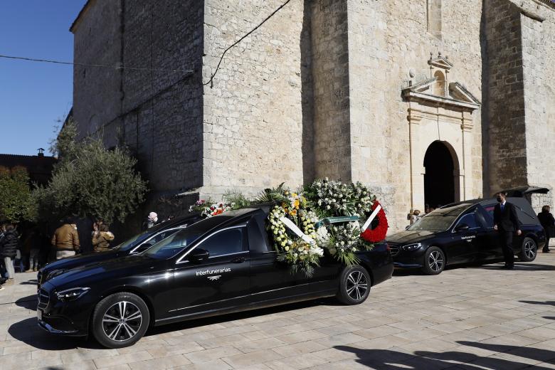 El coche fúnebre de Esther López, junto a la iglesia de Traspinedo