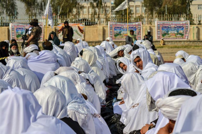 Miembros talibanes recién reclutados que se han graduado en la Javadiya Madrassa o escuela islámica asisten a una ceremonia en Kandahar
