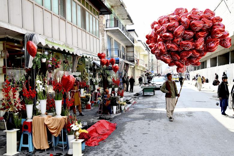 Un vendedor ambulante lleva globos con forma de corazón mientras espera a los clientes el día de San Valentín en Kabul