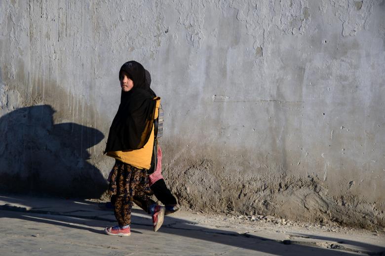 Niños caminan hacia su escuela en Kandahar