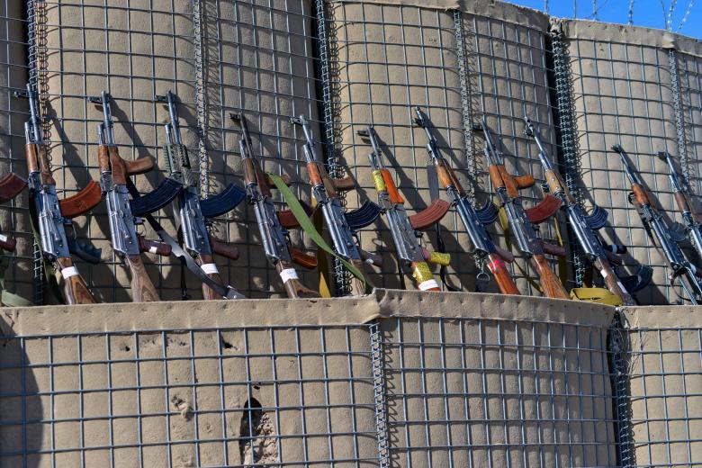 Las armas de los combatientes talibanes recién reclutados se guardan junto a una pared durante una ceremonia de graduación en el centro de formación de la Policía Nacional de Abu Dujana en Kandahar