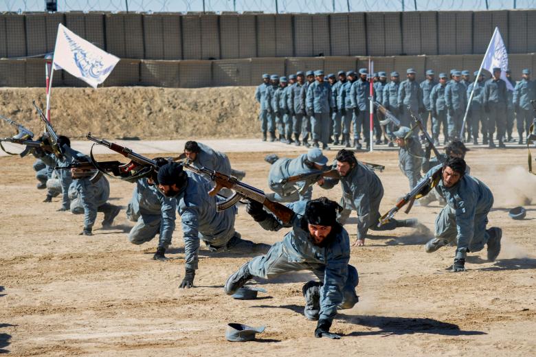Combatientes talibanes recién reclutados muestran sus habilidades durante una ceremonia de graduación en el centro de formación de la Policía Nacional Abu Dujana en Kandahar